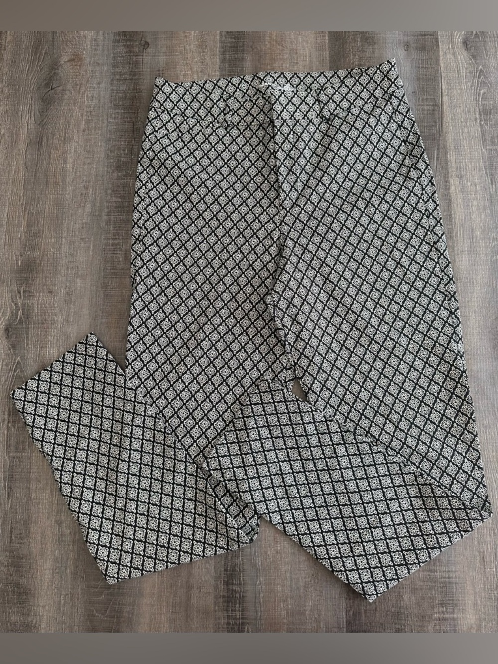 Old Navy Pixie Pants: Black and White Geometric Crop 8 Long